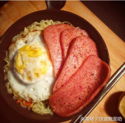 港式早餐火腿蛋_港式茶餐厅蛋包火腿的做法_火腿蛋堡的做法大全